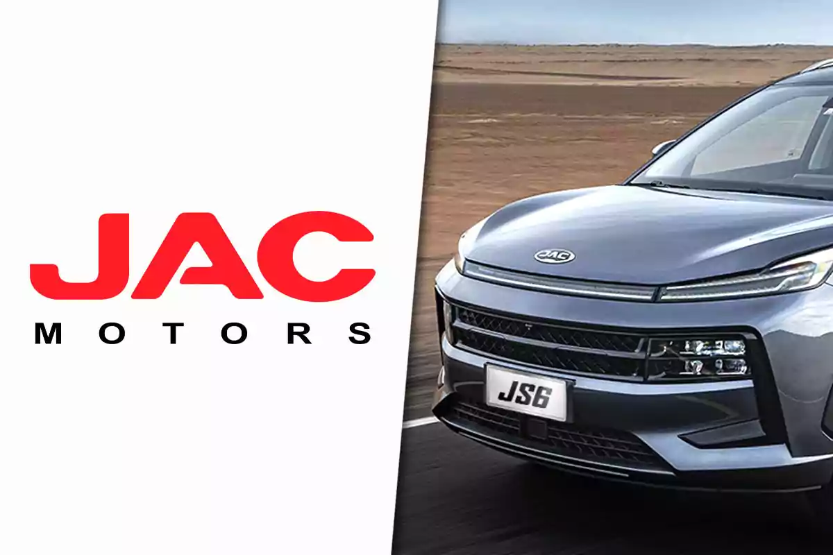Logo de JAC Motors junto a la parte frontal de un automóvil gris modelo JS6 en una carretera desértica