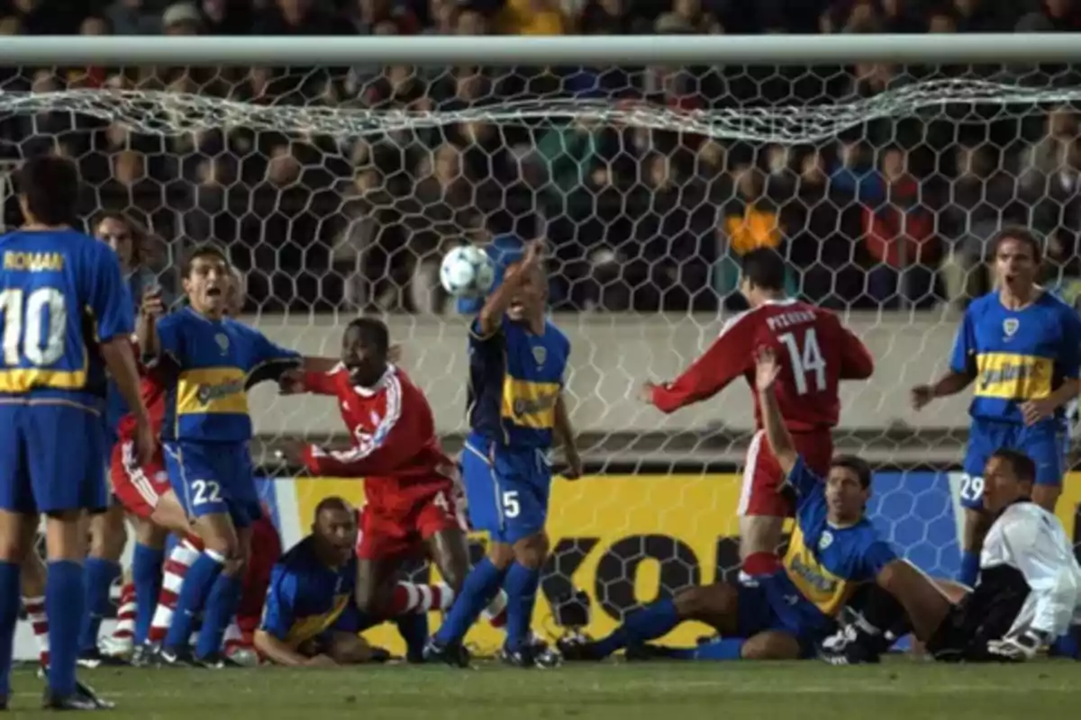 Jugadores de Boca Juniors y Bayern Múnich disputan el balón en el área durante un partido de fútbol con expresiones de tensión y emoción Jugadores de Boca Juniors y Bayern Múnich disputan el balón en el área durante un partido de fútbol con expresiones de tensión y emoción