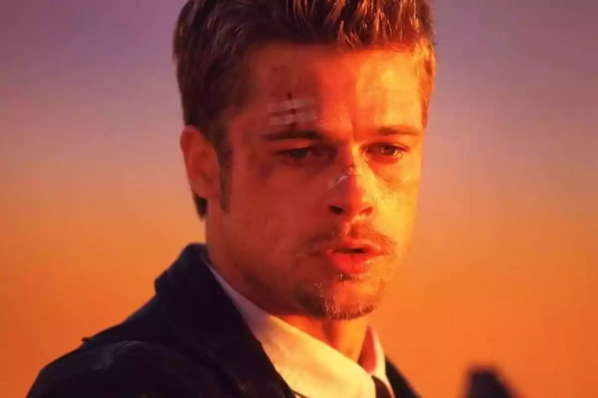 Hombre con expresión seria y heridas en el rostro iluminado por la luz del atardecer Hombre con expresión seria y heridas en el rostro iluminado por la luz del atardecer