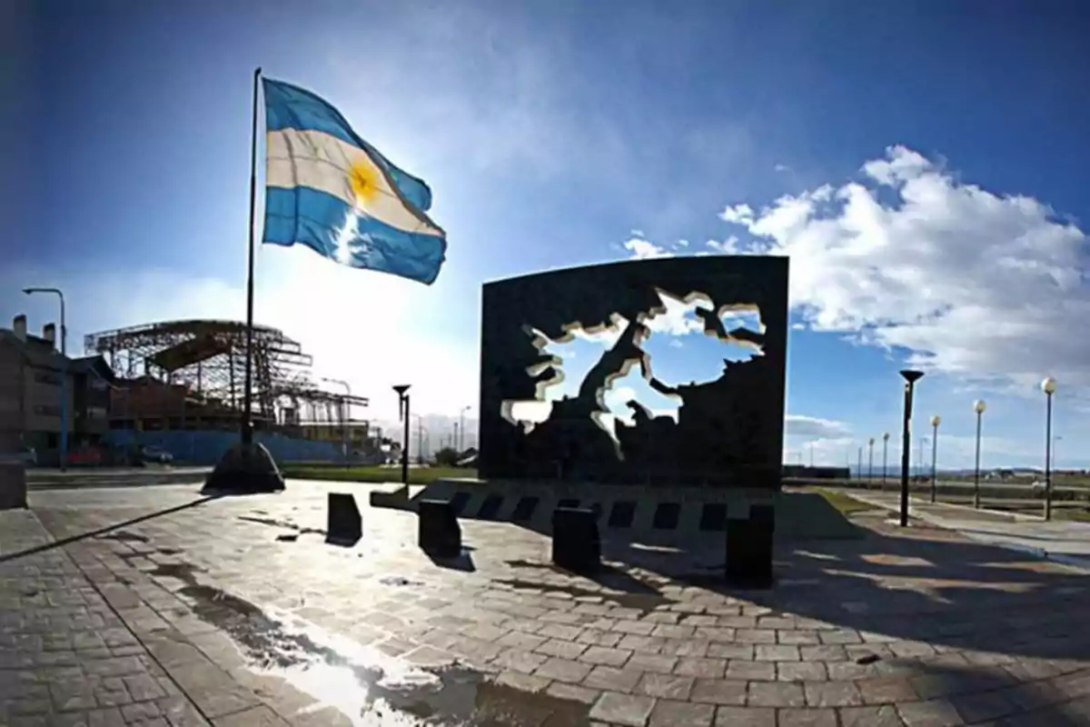 Monumento a las Malvinas con una bandera argentina ondeando al viento en un día soleado Monumento a las Malvinas con una bandera argentina ondeando al viento en un día soleado
