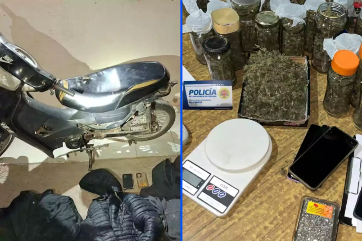 Una motocicleta negra junto a ropa y teléfonos en el suelo, al lado de una mesa con frascos de marihuana, una balanza, teléfonos y una placa policial Una motocicleta negra junto a ropa y teléfonos en el suelo, al lado de una mesa con frascos de marihuana, una balanza, teléfonos y una placa policial