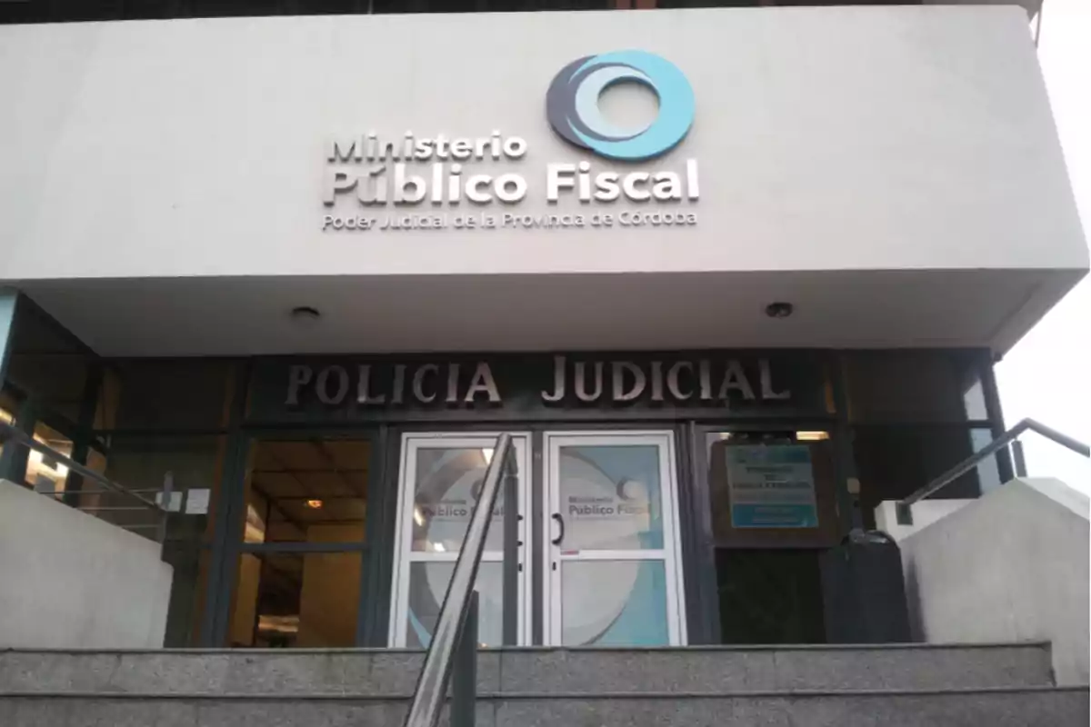 Facade of the building of the Public Prosecutor's Office and Judicial Police of the province of Córdoba, seen from the main entrance with stairs. Facade of the building of the Public Prosecutor's Office and Judicial Police of the province of Córdoba, seen from the main entrance with stairs.
