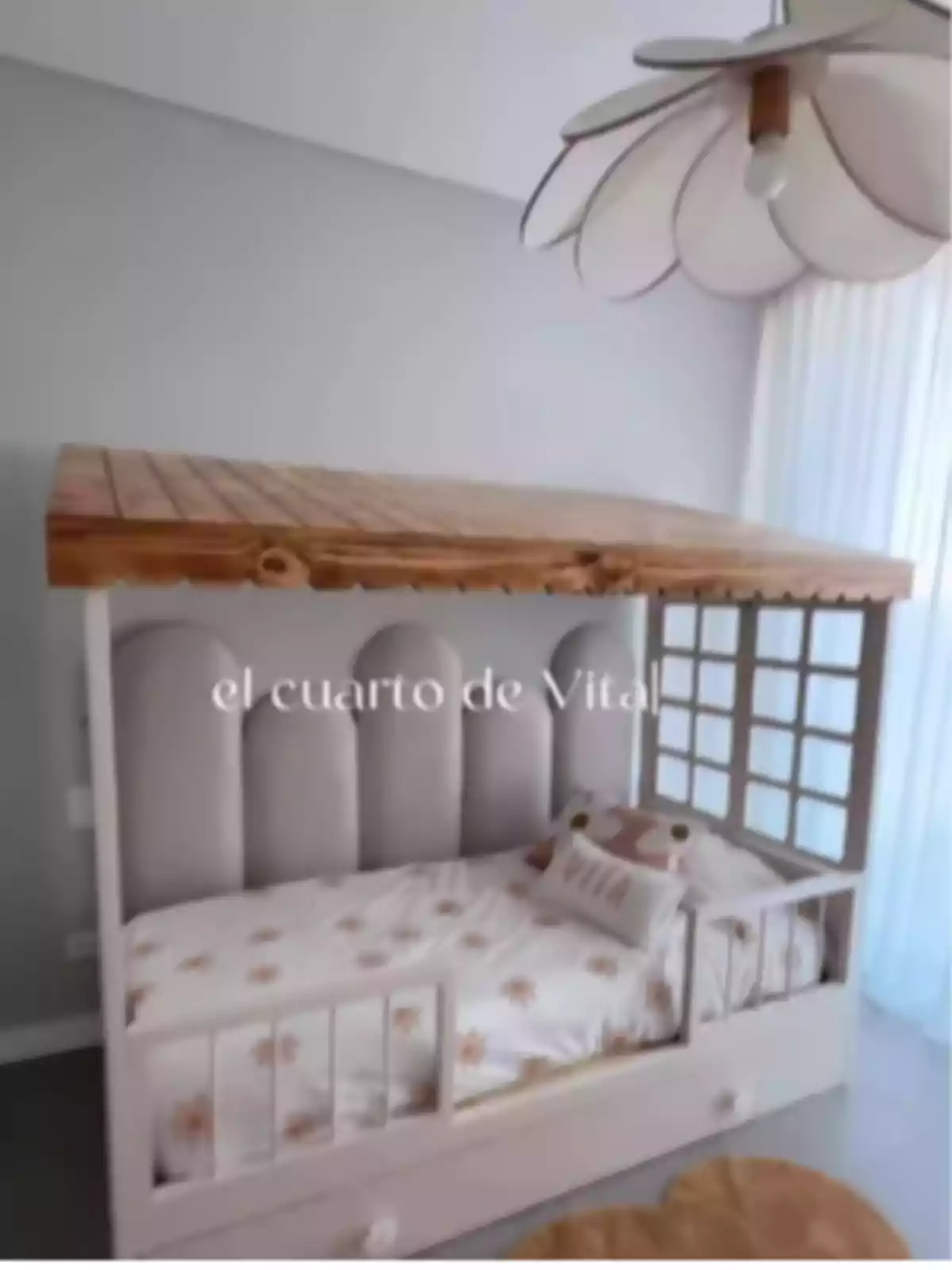 Cama infantil con dosel de madera, ropa de cama con flores y lámpara en forma de flor en una habitación luminosa Cama infantil con dosel de madera, ropa de cama con flores y lámpara en forma de flor en una habitación luminosa