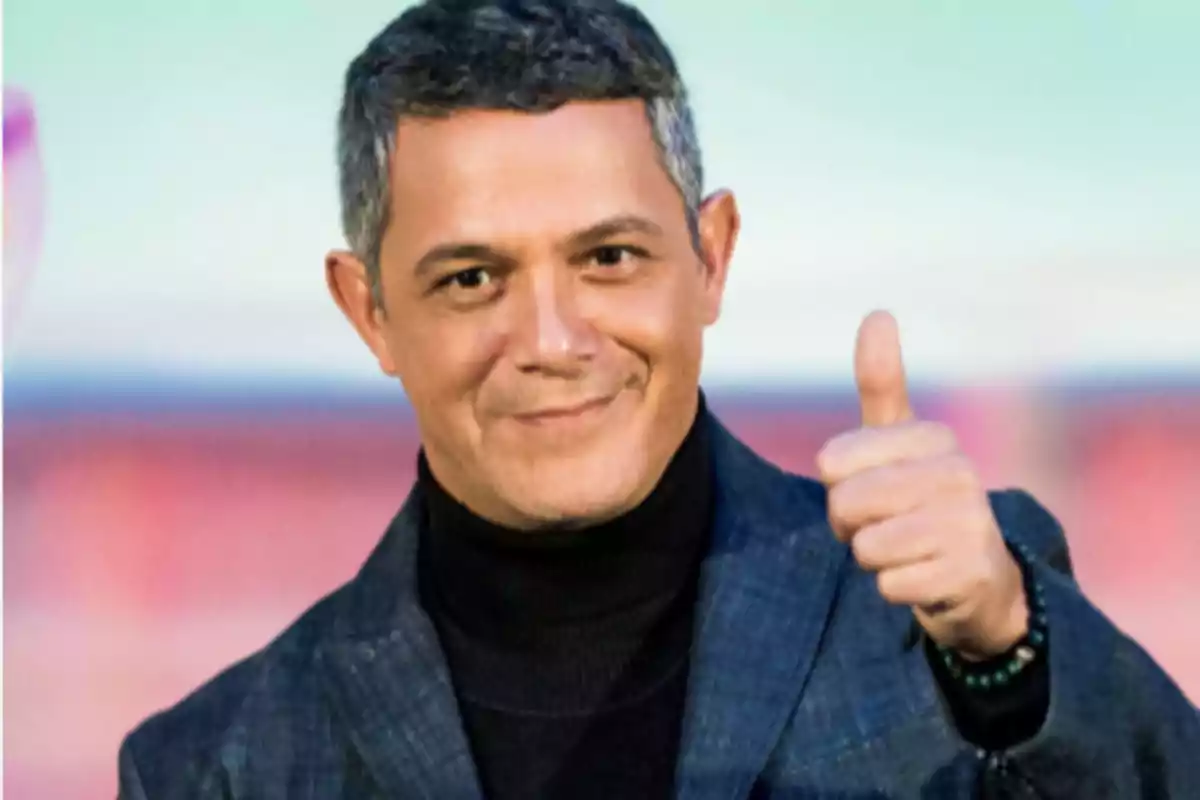 Hombre de cabello corto y canoso sonriendo y levantando el pulgar en señal de aprobación Hombre de cabello corto y canoso sonriendo y levantando el pulgar en señal de aprobación