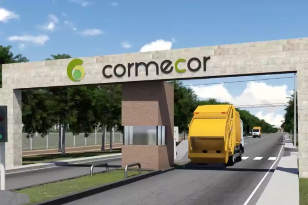 Camión de basura amarillo ingresando por el portón principal de Cormecor en una calle rodeada de árboles Camión de basura amarillo ingresando por el portón principal de Cormecor en una calle rodeada de árboles