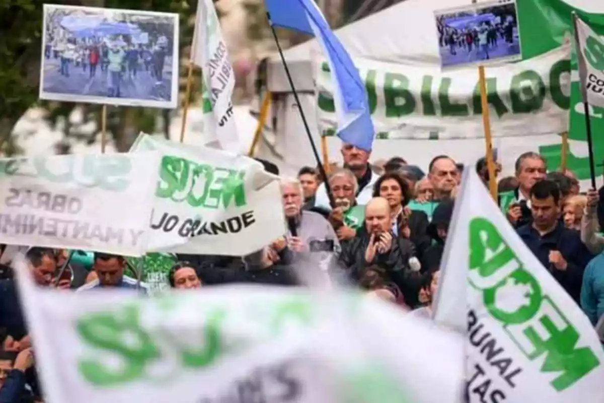 Manifestación de personas con banderas y pancartas del sindicato SUOEM en una marcha en la calle Manifestación de personas con banderas y pancartas del sindicato SUOEM en una marcha en la calle