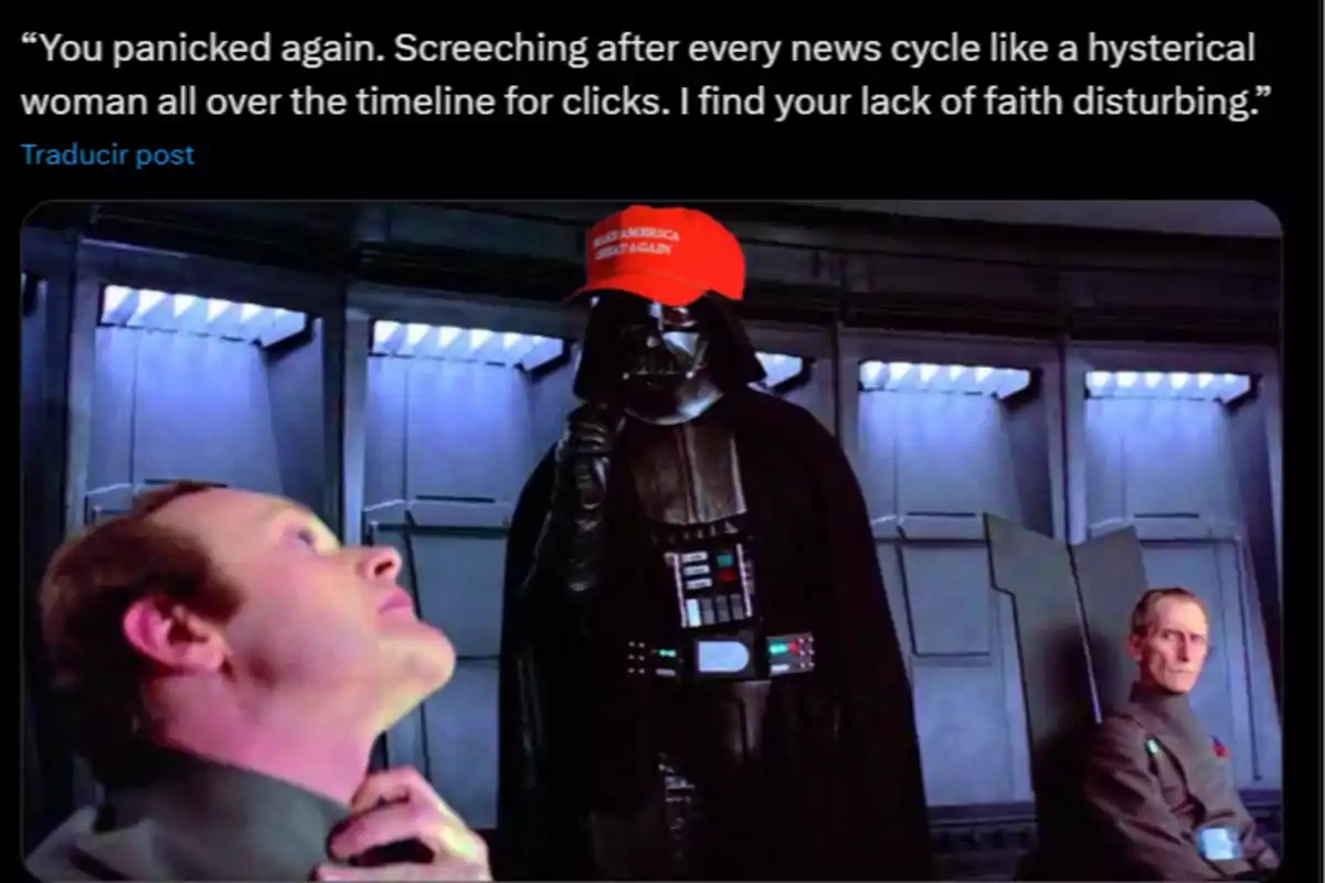 Darth Vader usa una gorra roja con el texto Make America Great Again mientras utiliza la fuerza para asfixiar a un oficial, en una escena de Star Wars, acompañado de una cita crítica en la parte superior. Darth Vader usa una gorra roja con el texto Make America Great Again mientras utiliza la fuerza para asfixiar a un oficial, en una escena de Star Wars, acompañado de una cita crítica en la parte superior.