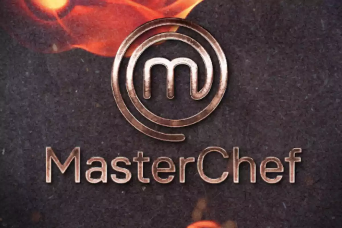 Logo metálico de MasterChef sobre fondo oscuro con detalles de fuego en la parte superior