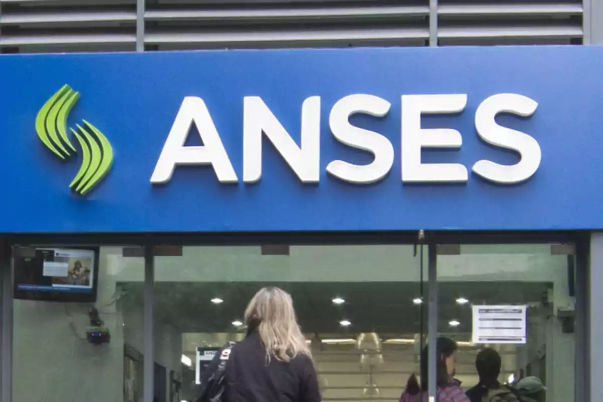 Fachada de una oficina de ANSES con personas ingresando al edificio
