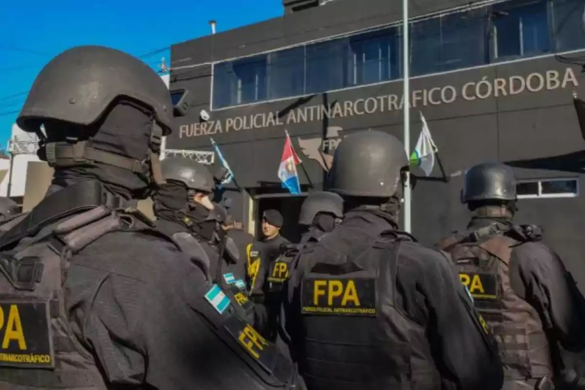 Grupo de agentes de la Fuerza Policial Antinarcotráfico de Córdoba con uniformes y cascos frente a un edificio institucional