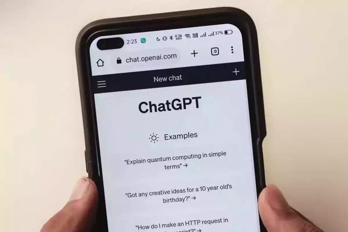 Persona sosteniendo un teléfono móvil que muestra la página de inicio de ChatGPT en el navegador. Persona sosteniendo un teléfono móvil que muestra la página de inicio de ChatGPT en el navegador.