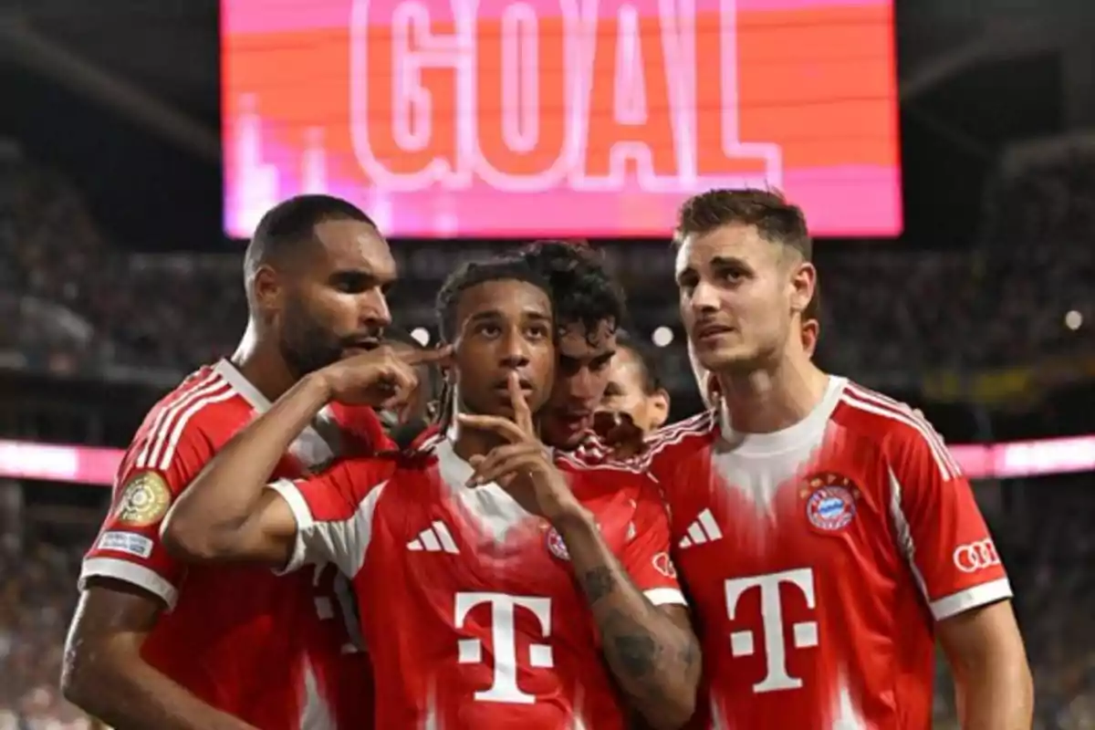 Jugadores del Bayern Múnich celebran un gol en el estadio con una pantalla de fondo que muestra la palabra GOAL Jugadores del Bayern Múnich celebran un gol en el estadio con una pantalla de fondo que muestra la palabra GOAL