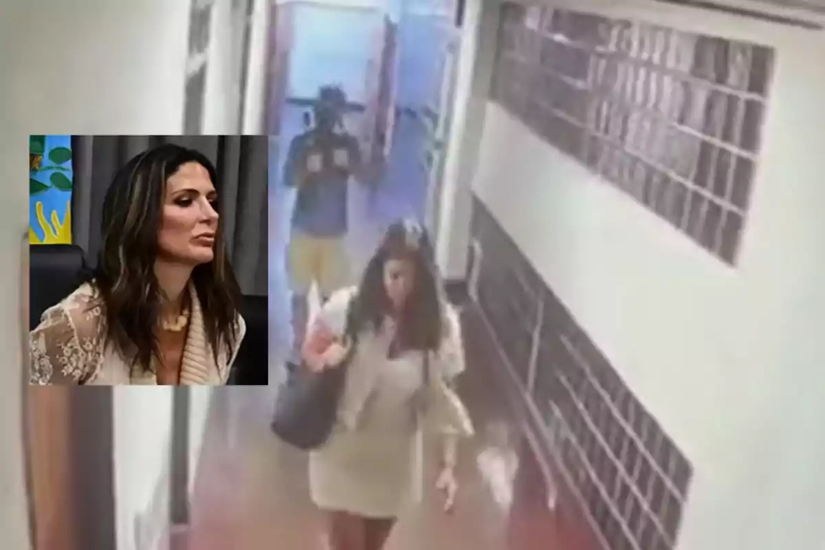 Mujer caminando por un pasillo con una bolsa en el brazo y una imagen superpuesta de la misma mujer sentada y mirando hacia la izquierda Mujer caminando por un pasillo con una bolsa en el brazo y una imagen superpuesta de la misma mujer sentada y mirando hacia la izquierda