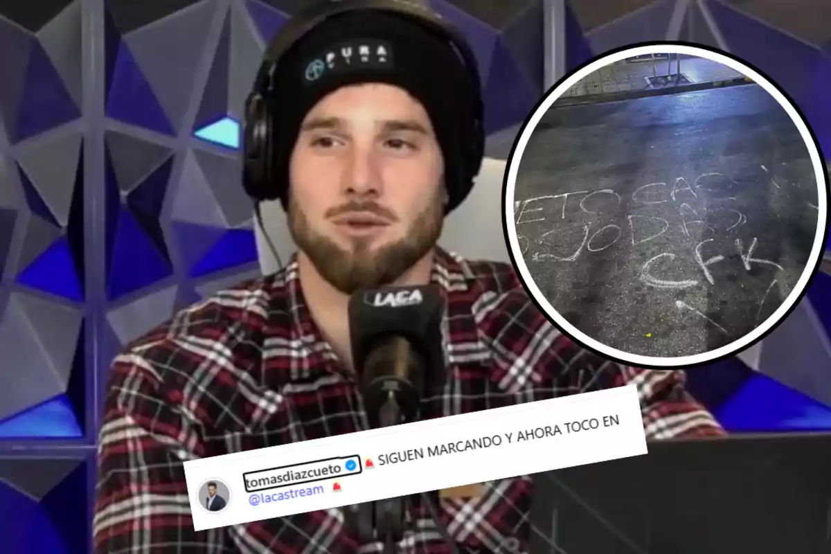 Un hombre con gorro y auriculares habla frente a un micrófono en un estudio, en la esquina superior derecha hay una imagen circular de un mensaje escrito con tiza en el suelo y en la parte inferior aparece un tuit superpuesto.