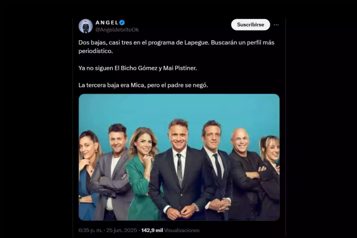 Tuit de Ángel de Brito informando sobre cambios en el programa de Lapegue acompañado de una foto del equipo del programa posando juntos frente a un fondo celeste