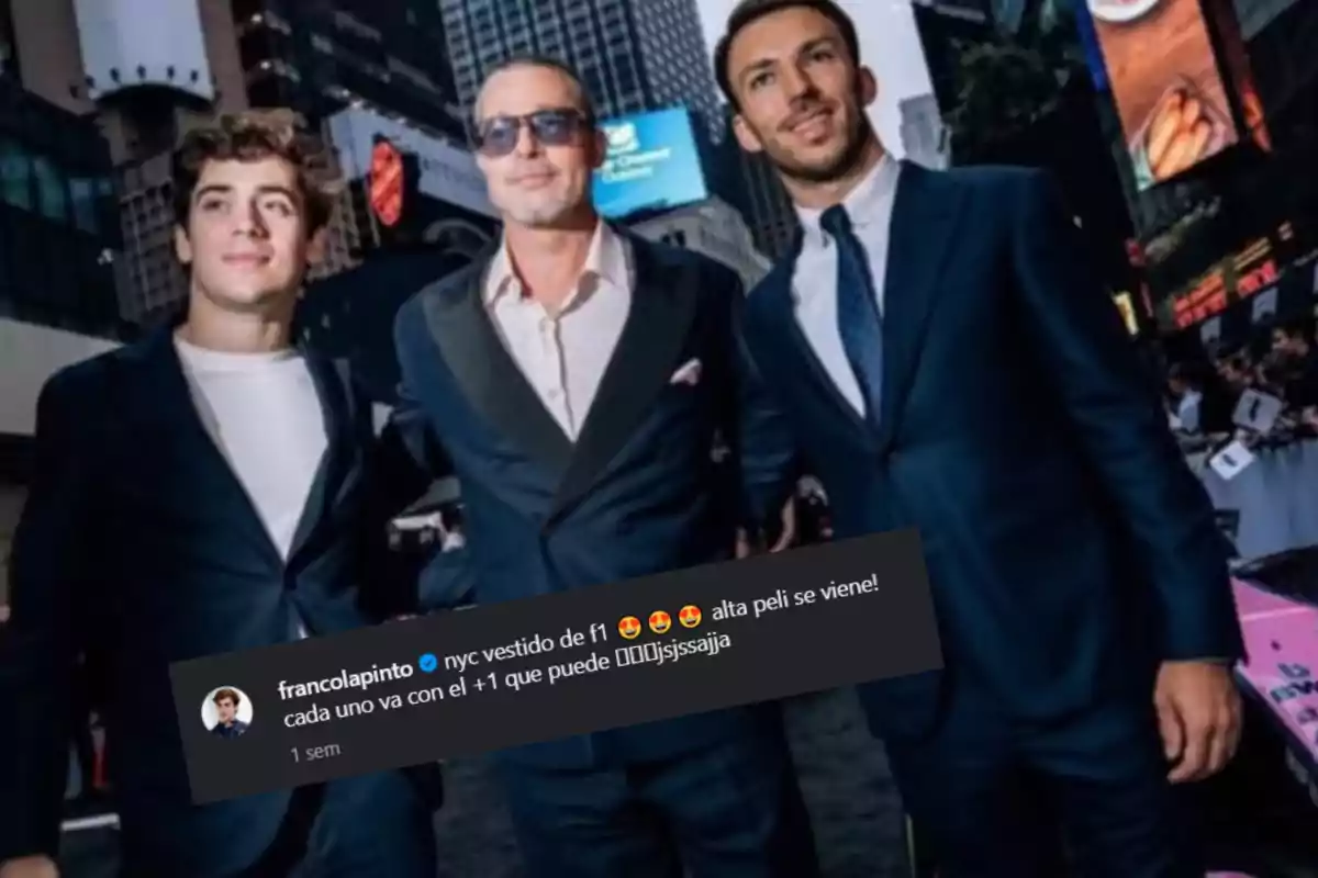 Tres hombres vestidos de traje posan juntos en una alfombra roja en una ciudad con rascacielos y pantallas luminosas, mientras en primer plano aparece un comentario de redes sociales sobre la imagen.