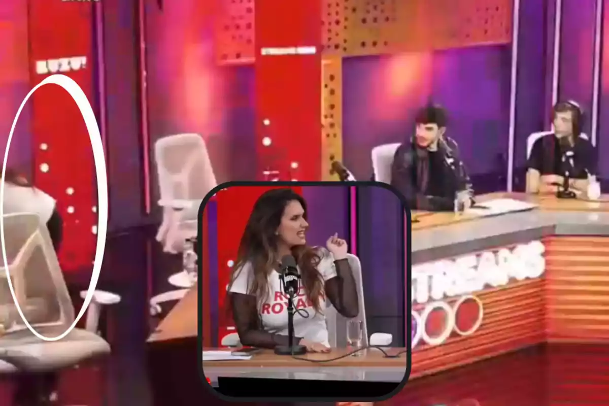 Un programa de radio o podcast con varios conductores sentados en una mesa, una mujer en primer plano parece sorprendida mientras al fondo una silla vacía está resaltada con un círculo blanco