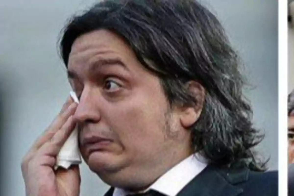 Hombre de cabello largo y oscuro limpiándose una lágrima con un pañuelo mientras muestra una expresión de sorpresa o tristeza Hombre de cabello largo y oscuro limpiándose una lágrima con un pañuelo mientras muestra una expresión de sorpresa o tristeza