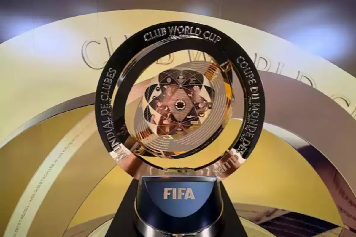 Trofeo del Mundial de Clubes de la FIFA con diseño circular y base azul expuesto en una vitrina