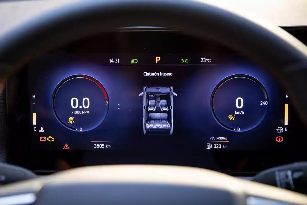 Tablero digital de automóvil mostrando velocímetro, tacómetro, advertencias y nivel de combustible Tablero digital de automóvil mostrando velocímetro, tacómetro, advertencias y nivel de combustible