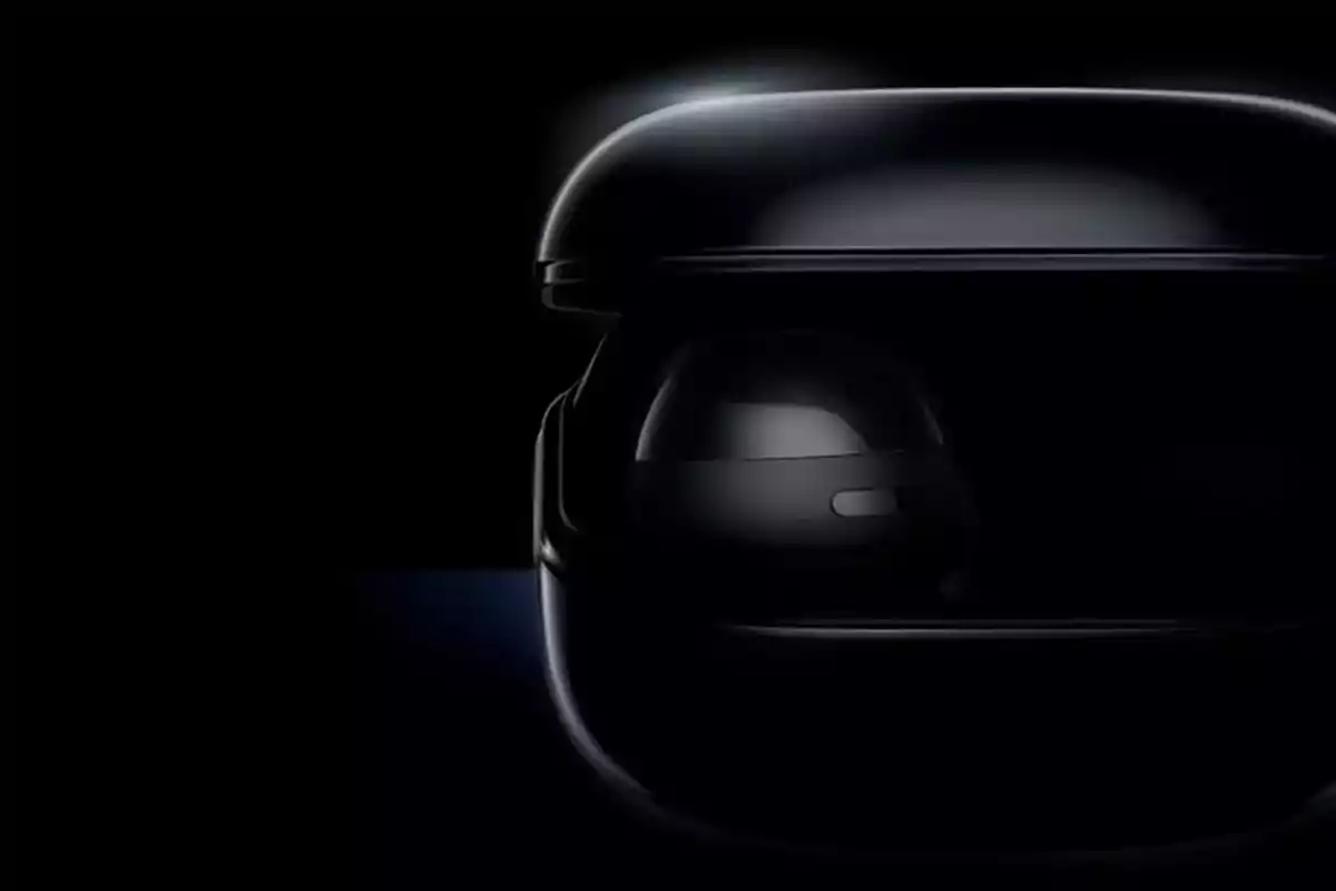 Estuche negro de auriculares inalámbricos parcialmente abierto con un auricular visible en el interior sobre fondo oscuro