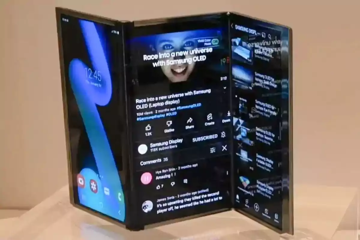 Dispositivo plegable de Samsung con tres pantallas desplegadas mostrando diferentes aplicaciones y videos