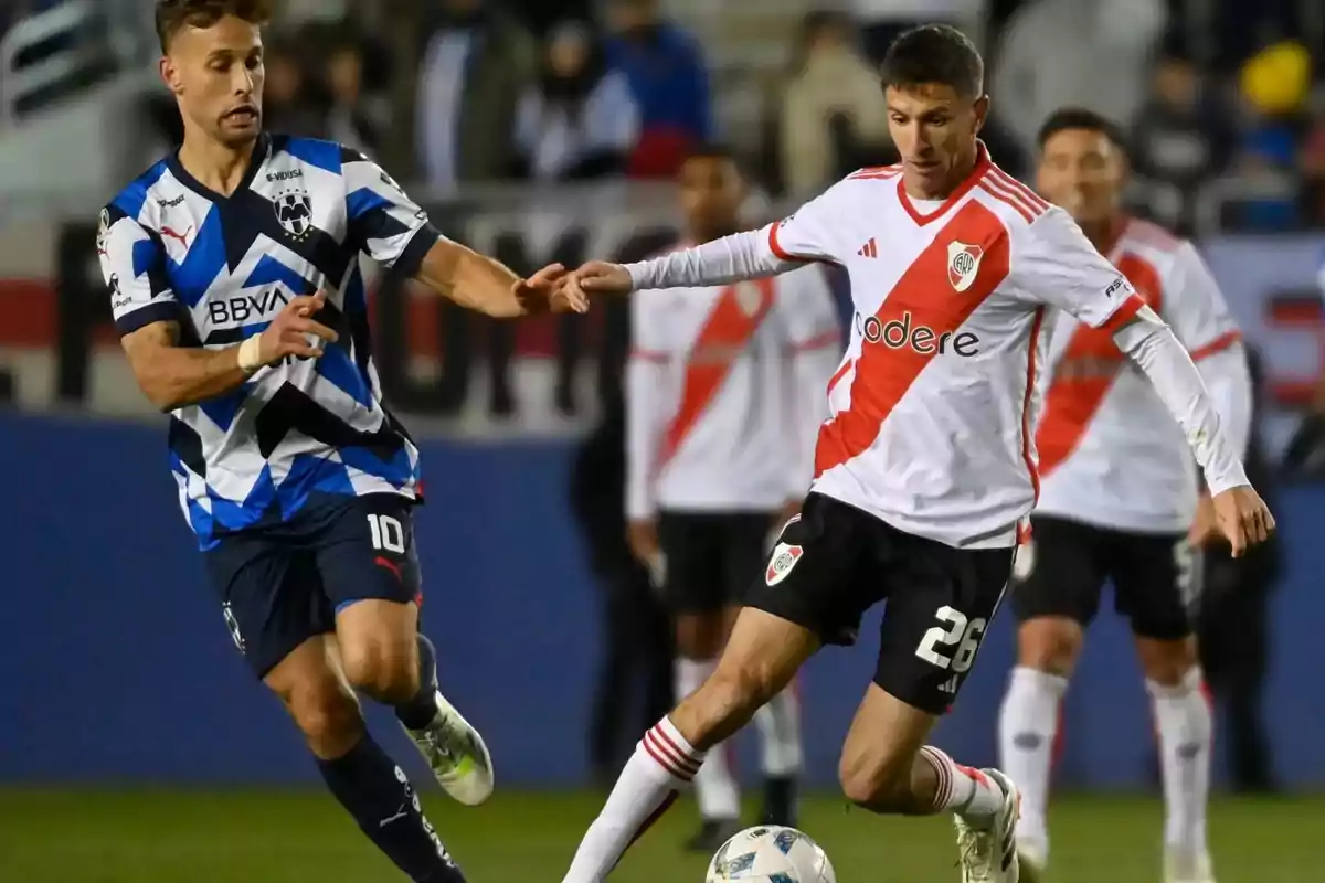 Dos futbolistas disputan el balón durante un partido entre los equipos de Monterrey y River Plate Dos futbolistas disputan el balón durante un partido entre los equipos de Monterrey y River Plate