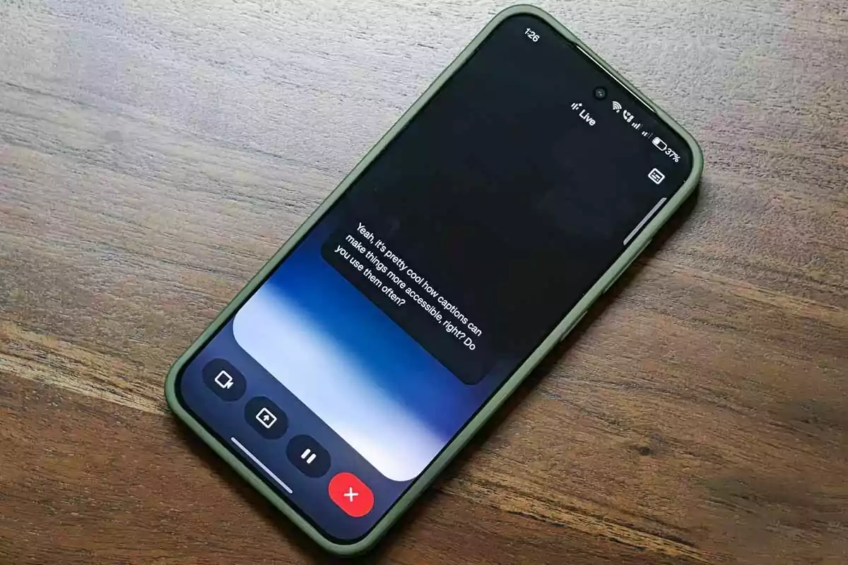 Teléfono móvil sobre una mesa de madera mostrando una aplicación de transcripción en pantalla con botones de control en la parte inferior Teléfono móvil sobre una mesa de madera mostrando una aplicación de transcripción en pantalla con botones de control en la parte inferior