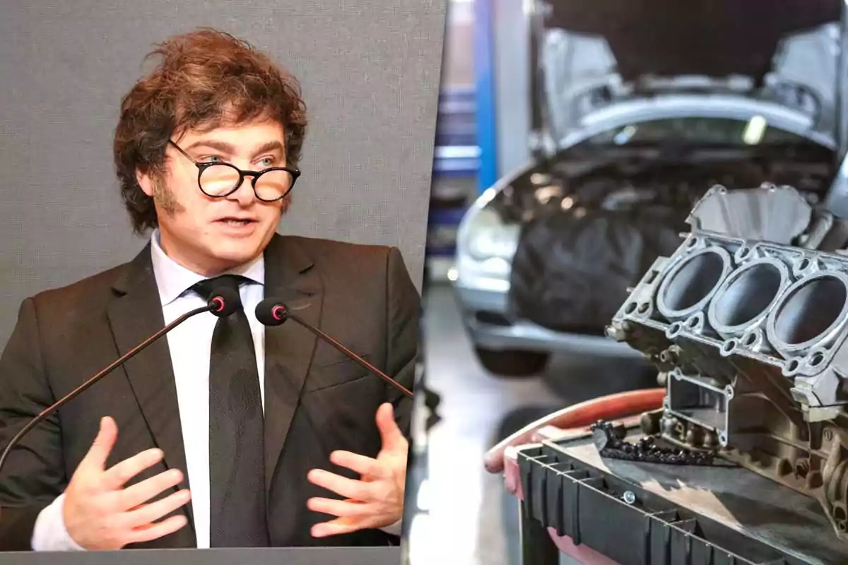 Un hombre con gafas y traje hablando en un podio junto a la imagen de un motor de automóvil en un taller mecánico