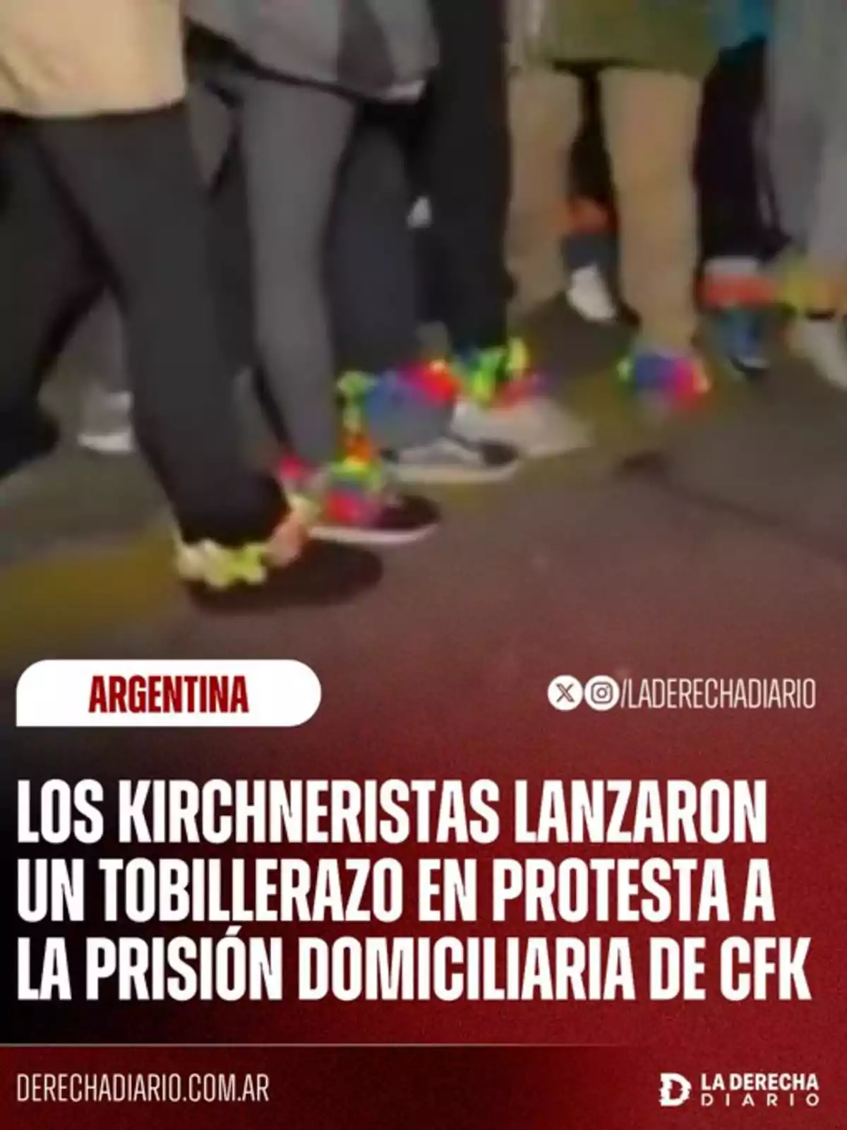 Personas con tobilleras de colores en los pies participan en una protesta en Argentina en apoyo a Cristina Fernández de Kirchner, según el texto de la imagen. Personas con tobilleras de colores en los pies participan en una protesta en Argentina en apoyo a Cristina Fernández de Kirchner, según el texto de la imagen.