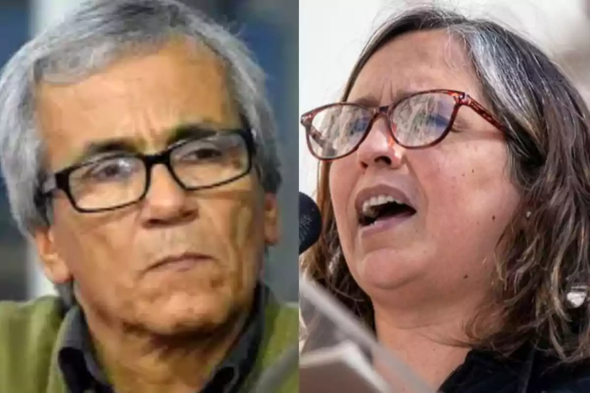 Dos personas adultas con gafas, una de cabello canoso y expresión seria a la izquierda y otra de cabello oscuro con canas hablando frente a un micrófono a la derecha