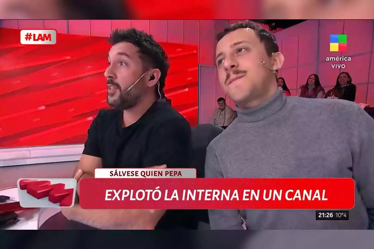 Dos hombres con micrófonos de diadema están sentados en un estudio de televisión con fondo rojo y varias personas de público detrás, mientras en pantalla aparece un gráfico que dice explotó la interna en un canal.