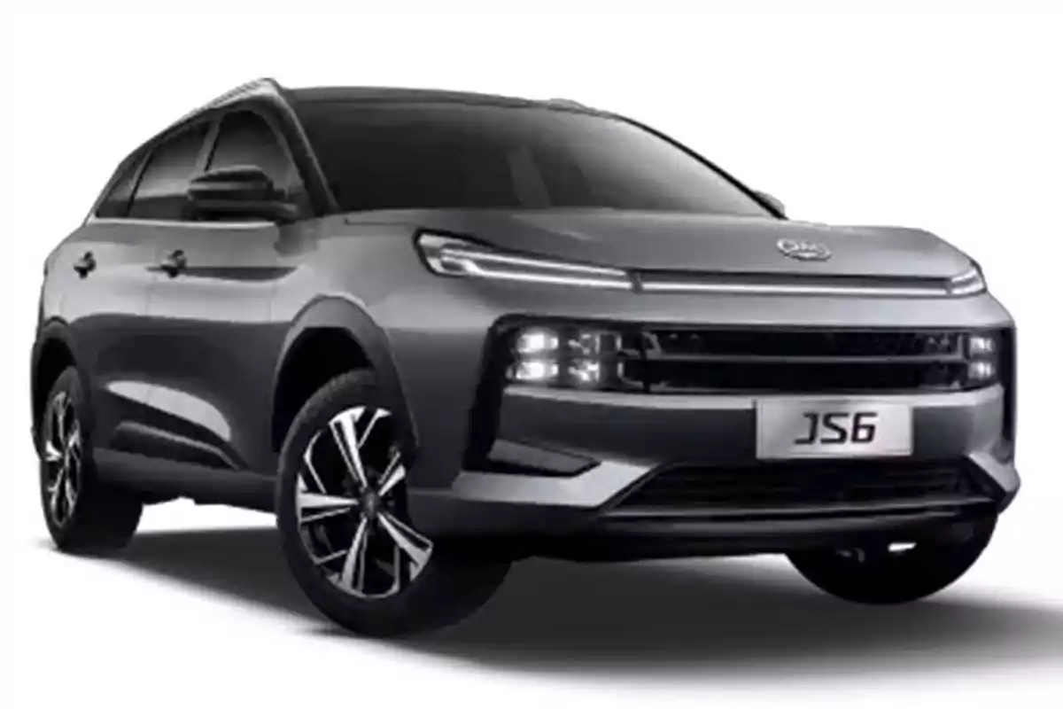 SUV gris moderno con diseño aerodinámico y rines deportivos