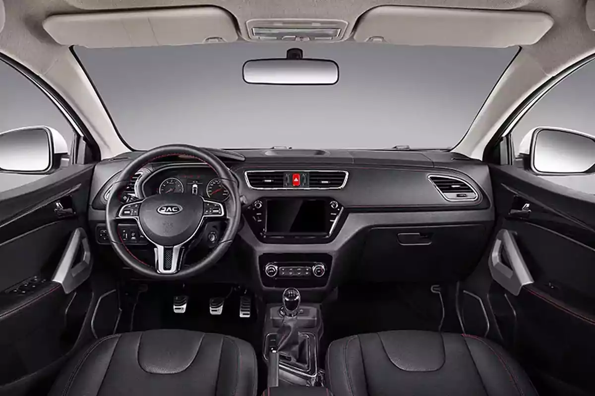 Interior de un automóvil moderno con volante multifunción, tablero digital, asientos de piel y consola central con pantalla táctil Interior de un automóvil moderno con volante multifunción, tablero digital, asientos de piel y consola central con pantalla táctil