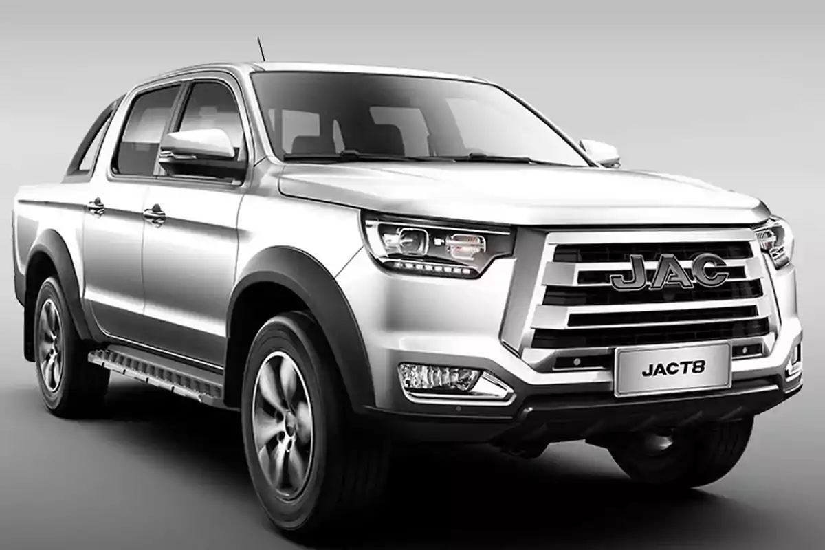Camioneta pickup JAC T8 color blanco vista de frente en un fondo gris