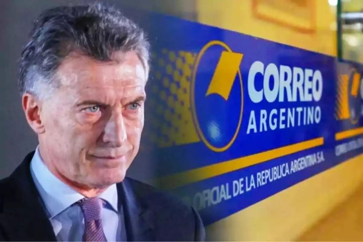 Hombre de cabello canoso con traje y corbata frente a un cartel de Correo Argentino Hombre de cabello canoso con traje y corbata frente a un cartel de Correo Argentino