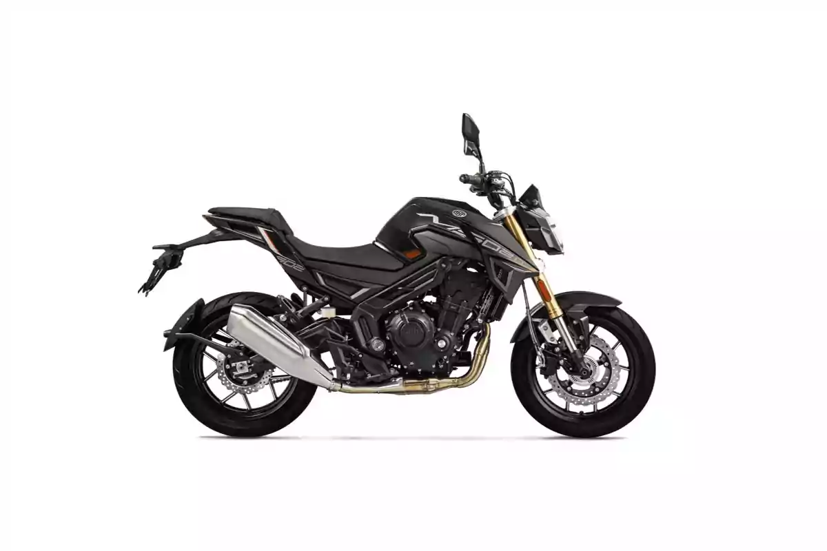 Motocicleta deportiva de color negro vista de perfil sobre fondo blanco Motocicleta deportiva de color negro vista de perfil sobre fondo blanco