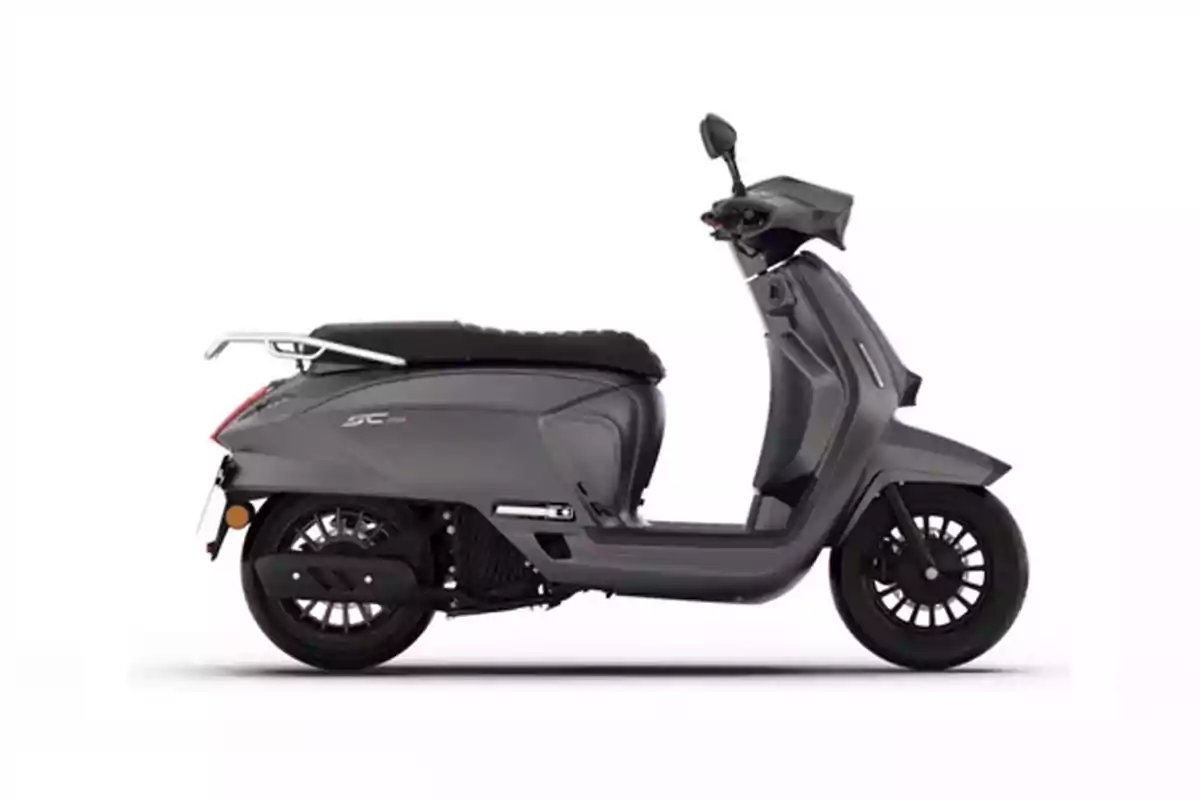 Motocicleta tipo scooter de color gris vista de perfil sobre fondo blanco Motocicleta tipo scooter de color gris vista de perfil sobre fondo blanco