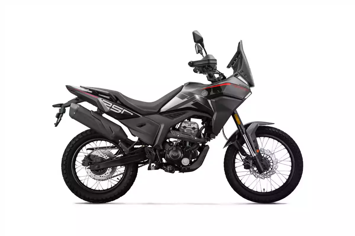 Motocicleta deportiva de color negro con detalles en rojo y gris vista de perfil sobre fondo blanco Motocicleta deportiva de color negro con detalles en rojo y gris vista de perfil sobre fondo blanco