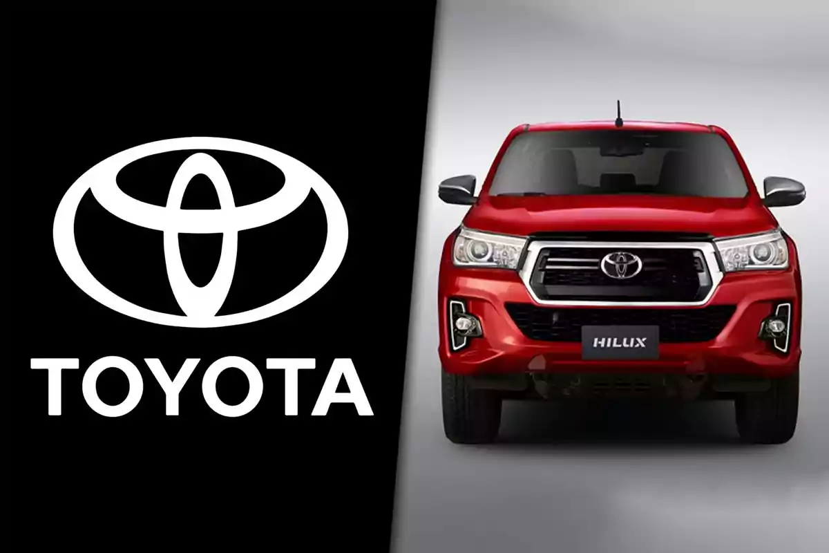 Logotipo de Toyota junto a una camioneta Hilux roja vista de frente