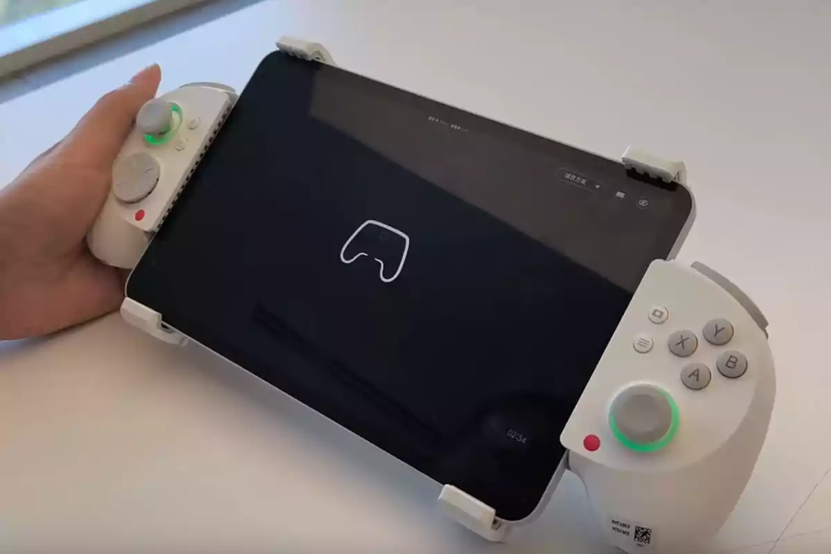 Persona sosteniendo una tablet con controles de videojuego acoplados a los lados, similar a una consola portátil. Persona sosteniendo una tablet con controles de videojuego acoplados a los lados, similar a una consola portátil.