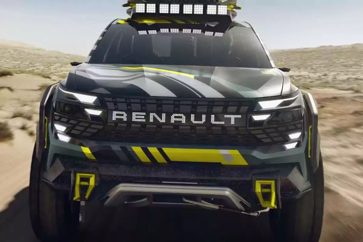 Vista frontal de un vehículo todoterreno Renault con diseño futurista y detalles en amarillo circulando por un terreno árido Vista frontal de un vehículo todoterreno Renault con diseño futurista y detalles en amarillo circulando por un terreno árido
