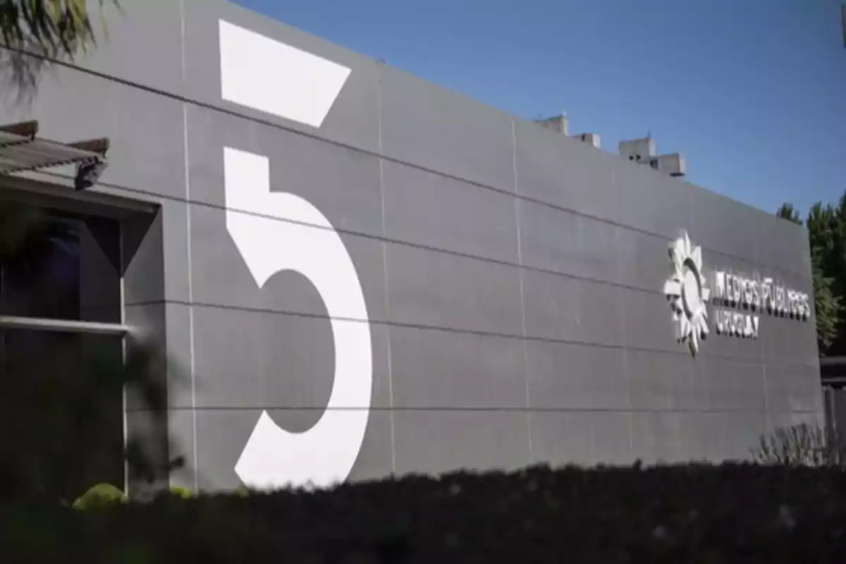 Gray facade of a building with a large white number five and the Montevideo Futuro Uruguay logo Gray facade of a building with a large white number five and the Montevideo Futuro Uruguay logo