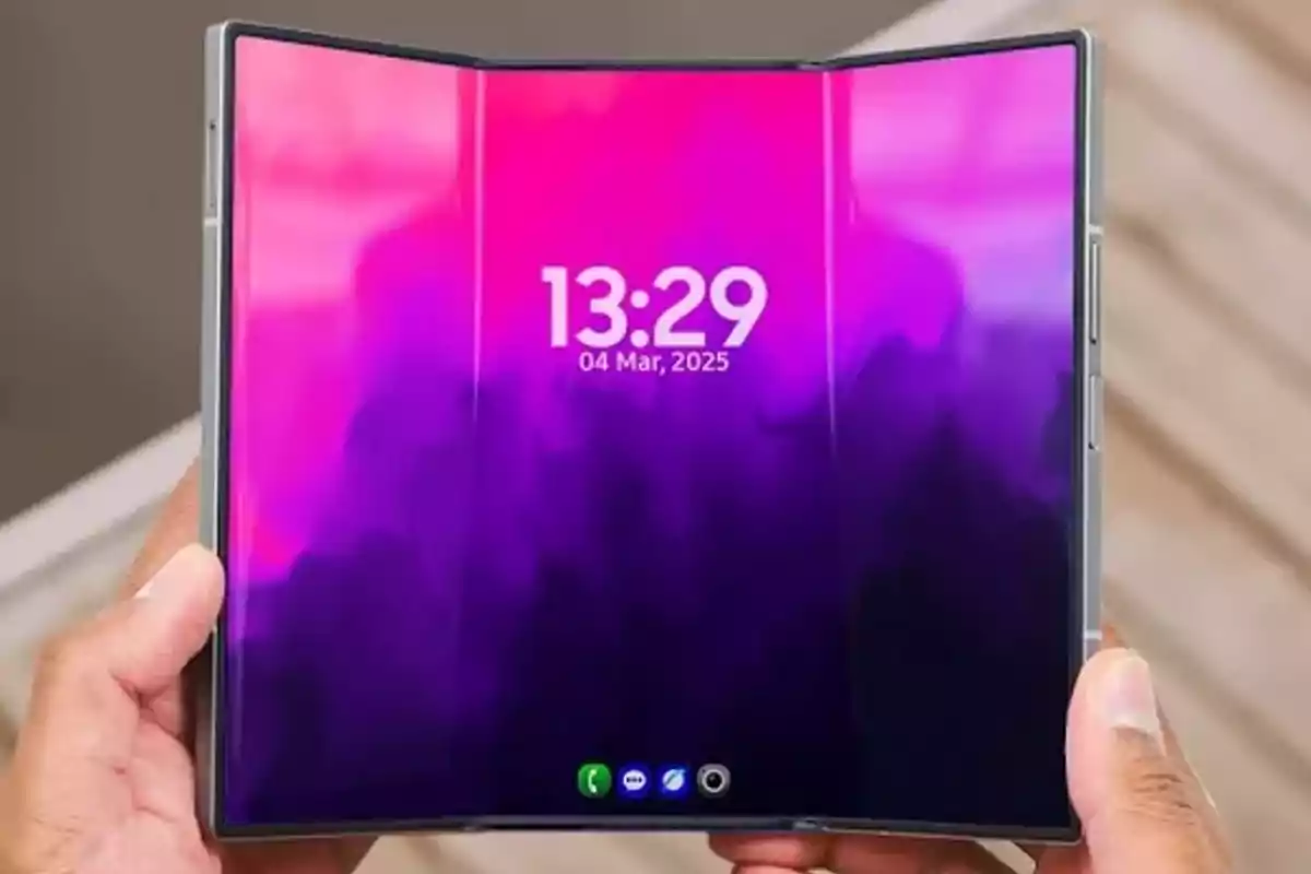 Persona sosteniendo un dispositivo móvil plegable con pantalla grande y fondo de colores morados y rosados, mostrando la hora y la fecha