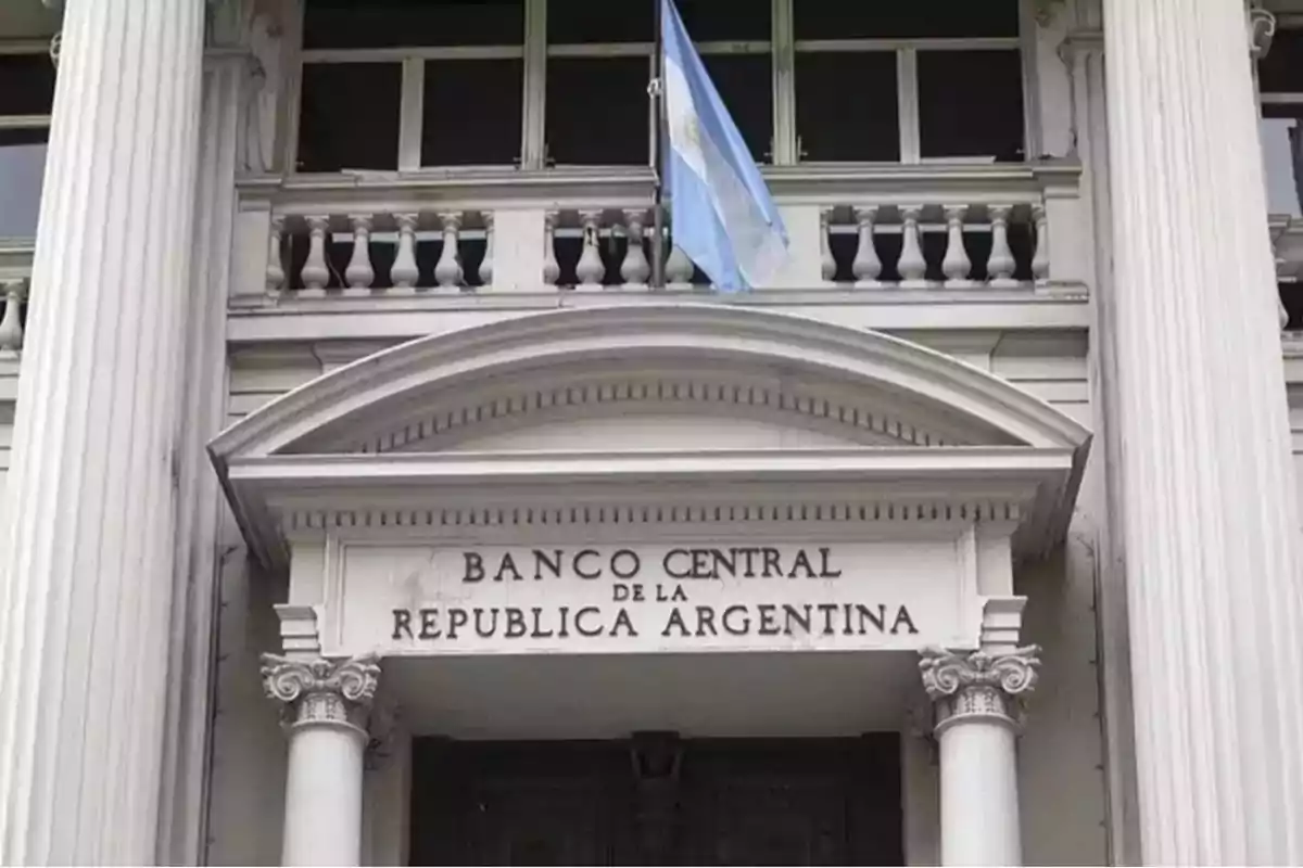 Facade of the Central Bank of the Argentine Republic with the Argentine flag waving at the top Facade of the Central Bank of the Argentine Republic with the Argentine flag waving at the top