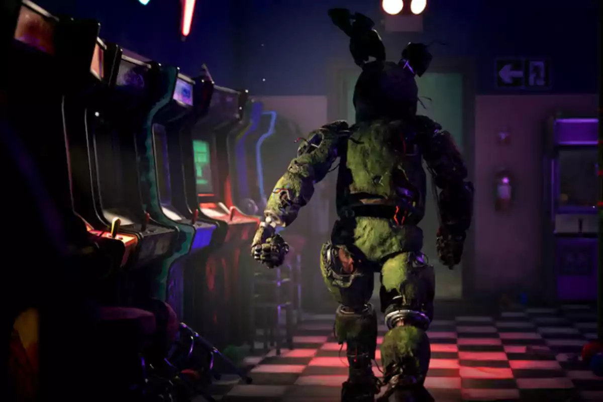Un animatrónico verde y deteriorado camina por un pasillo de máquinas arcade en un ambiente oscuro y tenebroso Un animatrónico verde y deteriorado camina por un pasillo de máquinas arcade en un ambiente oscuro y tenebroso