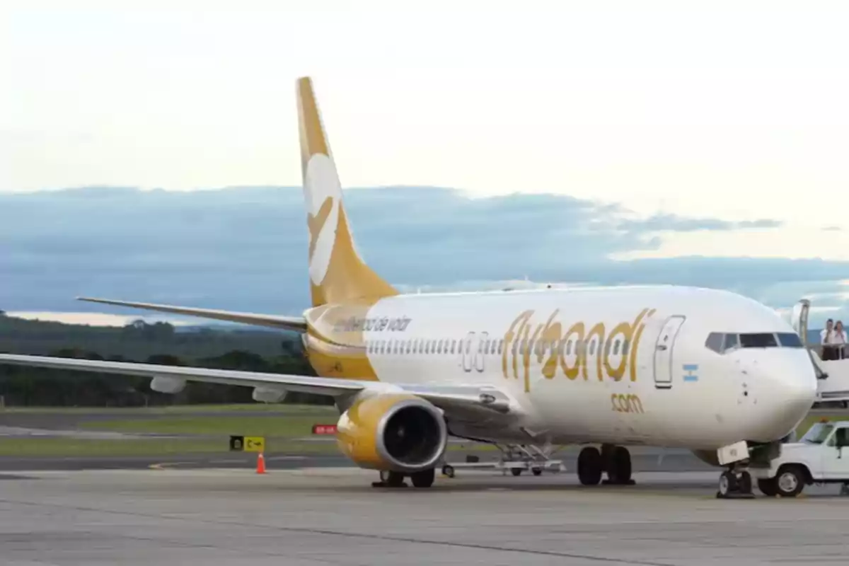 Avión de la aerolínea Flybondi estacionado en la pista de un aeropuerto
