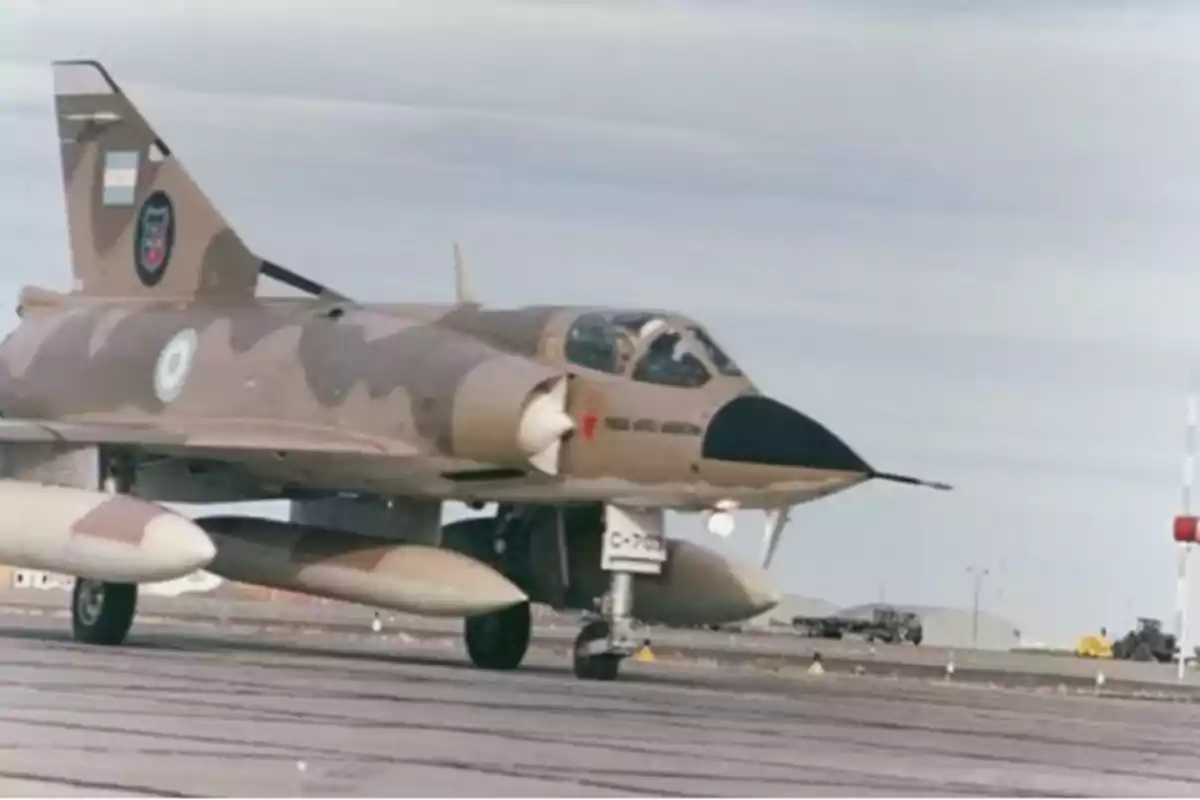 Avión de combate Mirage argentino con camuflaje despegando en una pista de aterrizaje Avión de combate Mirage argentino con camuflaje despegando en una pista de aterrizaje