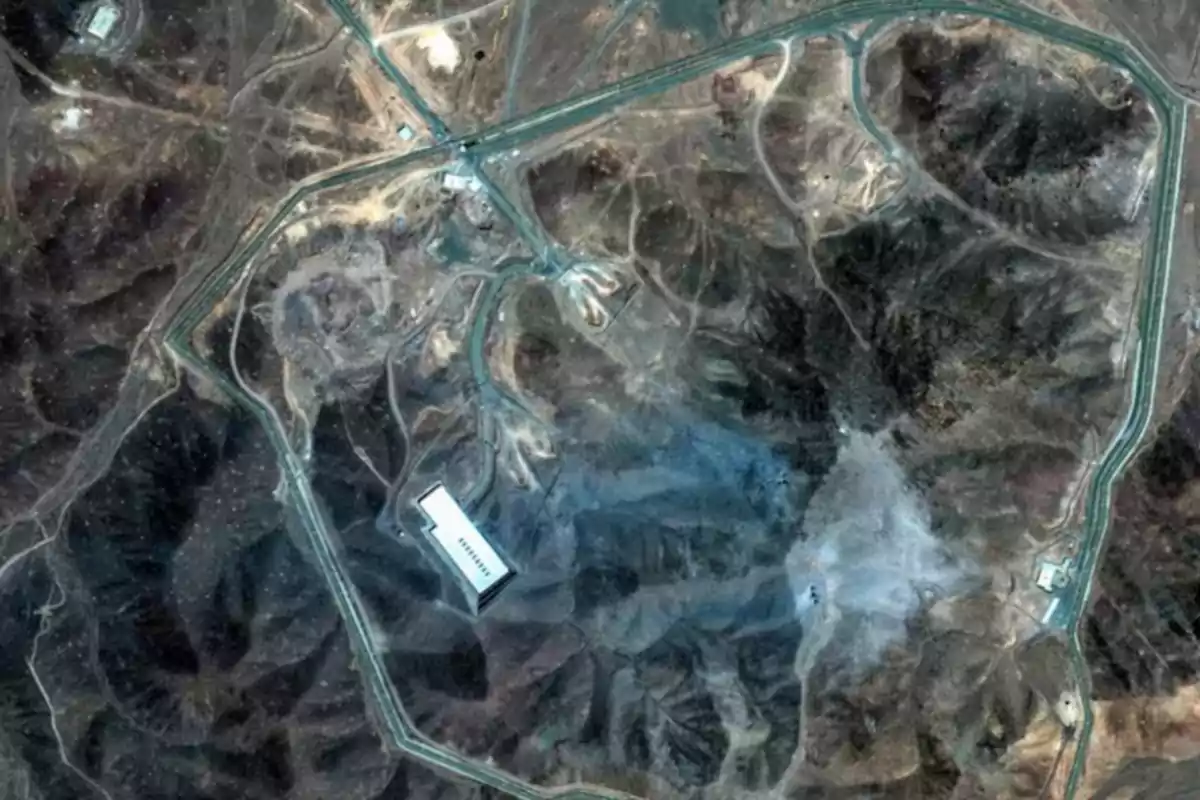 Vista aérea de un complejo industrial rodeado de caminos en una zona montañosa y árida Vista aérea de un complejo industrial rodeado de caminos en una zona montañosa y árida