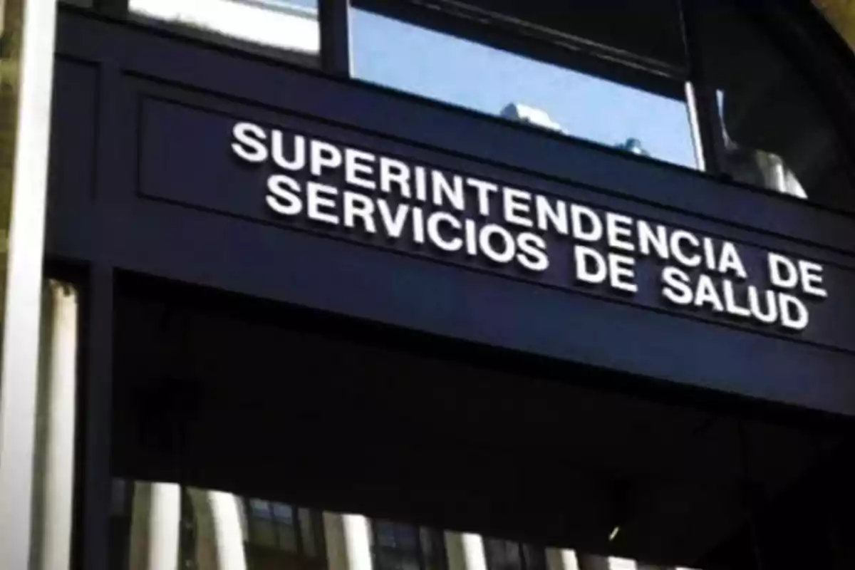 Cartel en la entrada de un edificio con el texto Superintendencia de Servicios de Salud